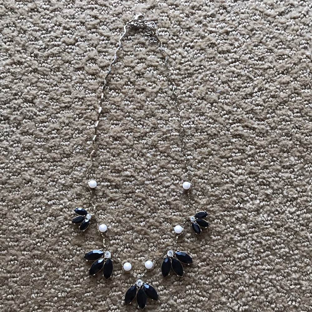 Necklace with black rhinestones and pearls.